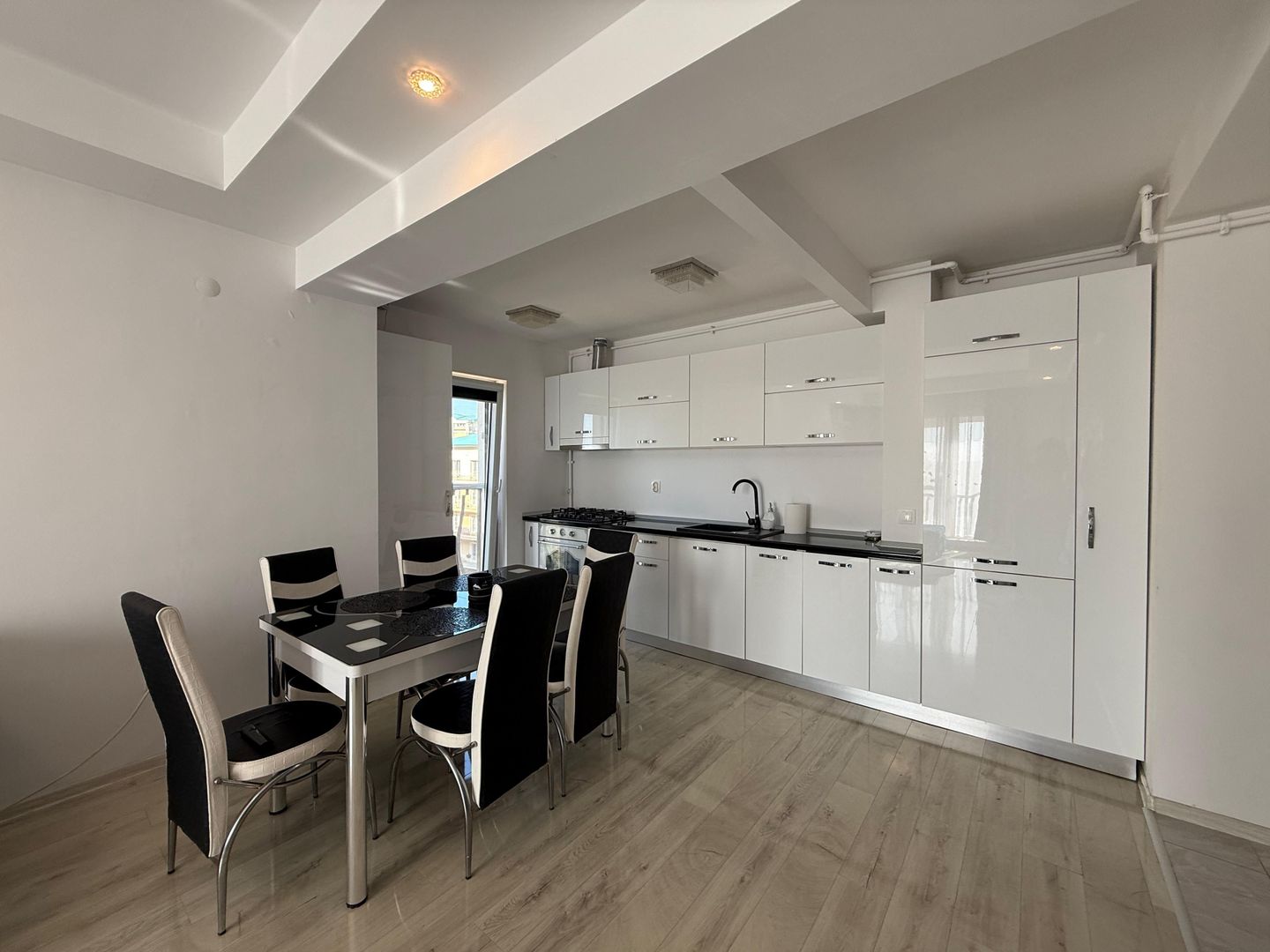 COSMOPOLIS - Apartament cu 2 camere, mobilat si utilat. - Poză 5