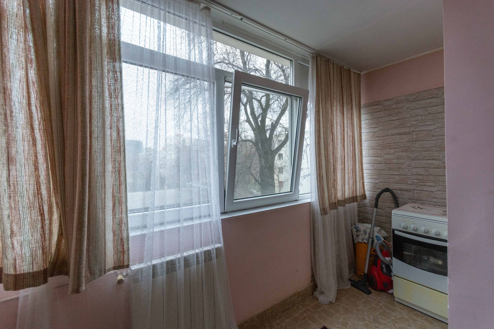 Costin Georgian Lucretiu Patrascanu, Garsoniera modesta, de inchiriat - Poză 2