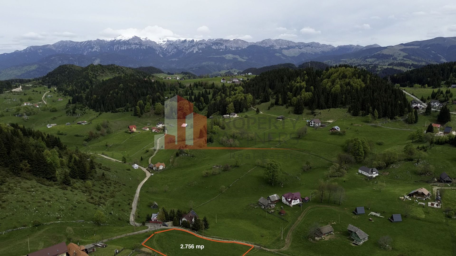 Teren Fundata cu vedere la muntii Bucegi - Poză 1