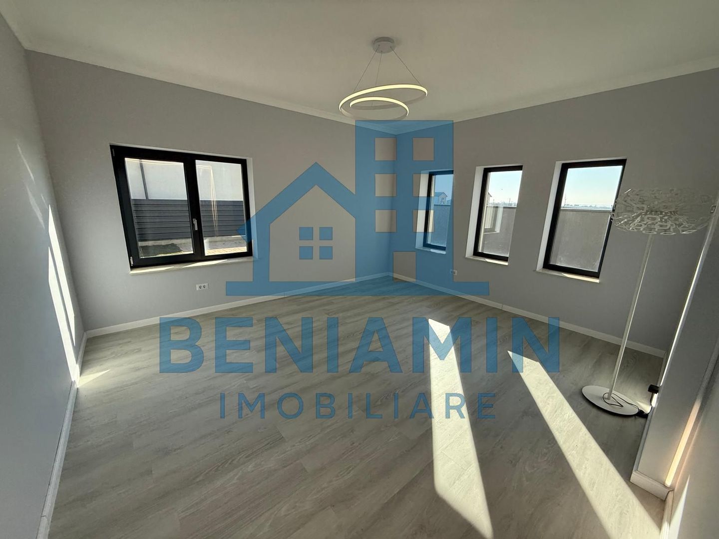 Casa Moderna-Damila-3 dormitoare-curte amenajata-La cheie-Asfalt - Poză 1