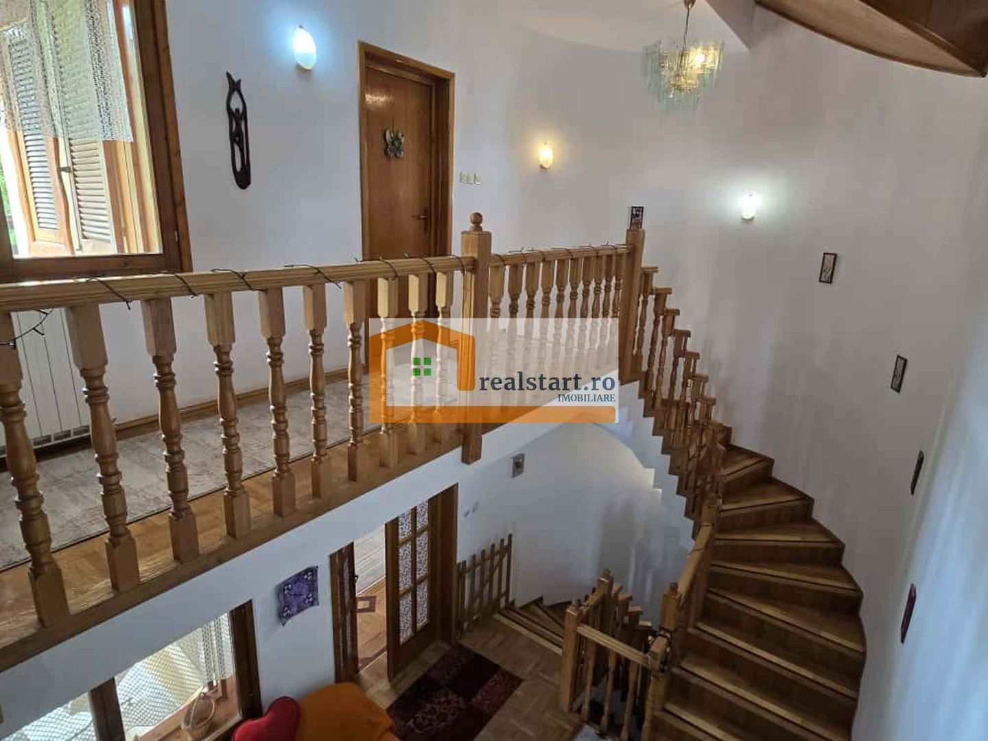 Vedere padure, panouri solare si fotovoltaice, pompa de caldura,  semineu - Poză 15