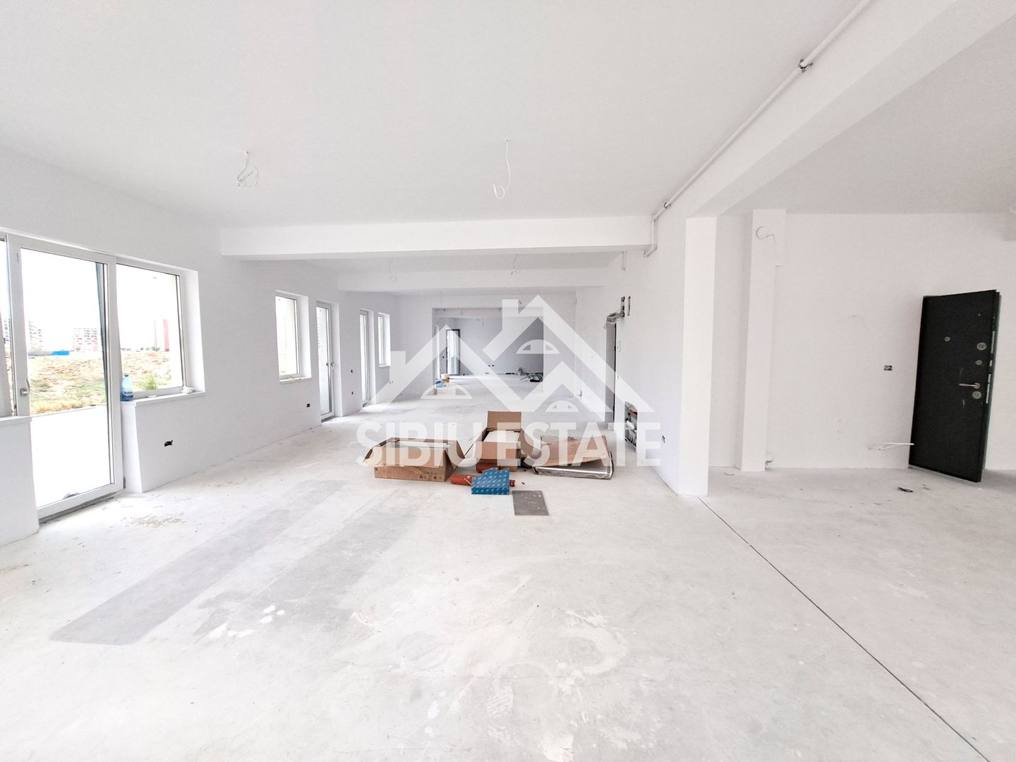 Spatiu comercial 190 mp vitrine la strada, dublu acces, parcari - Poză 1