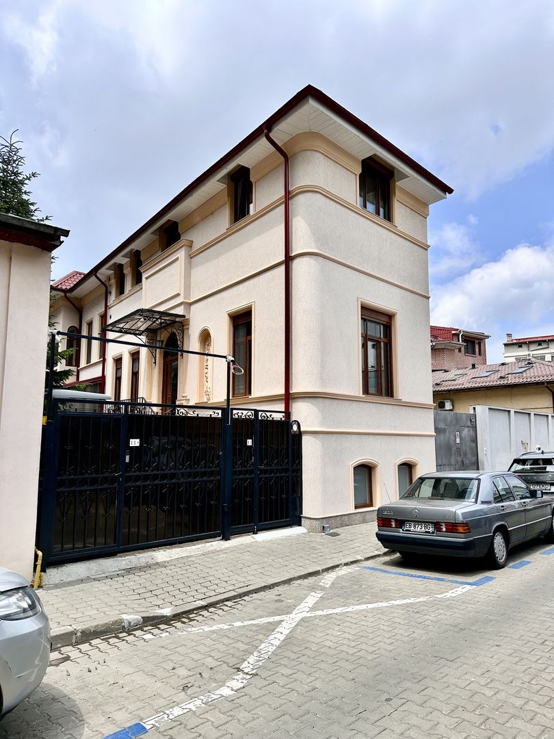 Casa de inchiriat, 3 camere, 3 bai, renovata, prima inchiriere. - Poză 1