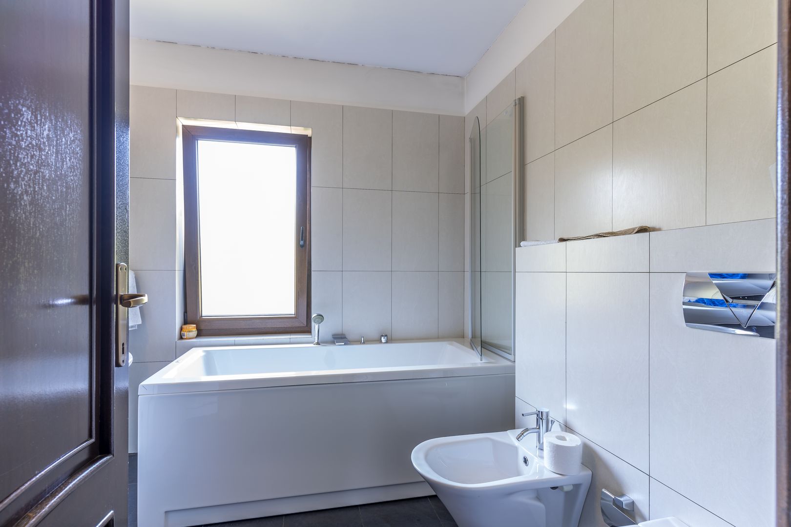 9 camere, 5 bai, spatiu hobby, gradina, garaj,locatie buna - Poză 12