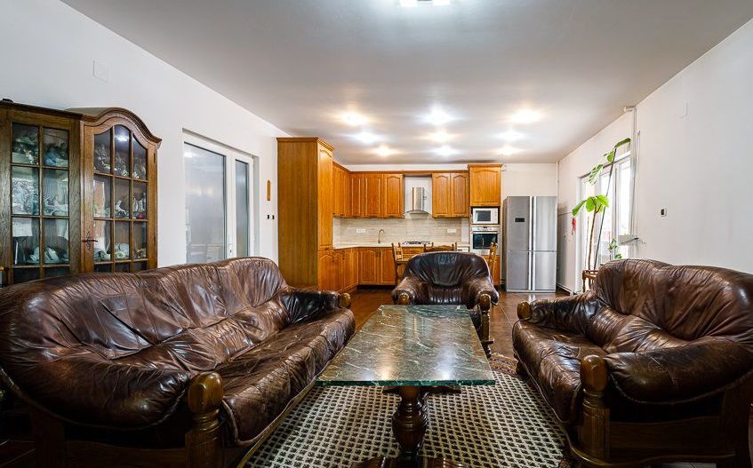 Casă pentru o familie numeroasă în Săcălaz - Poză 1