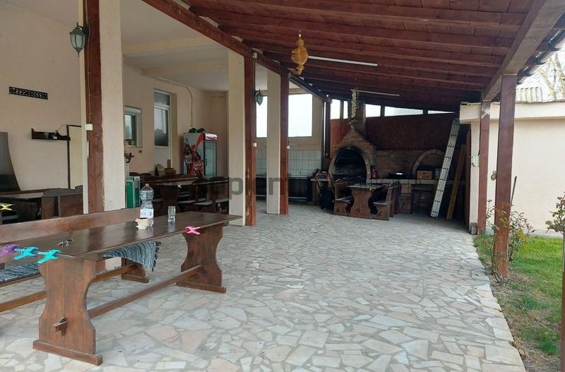 De vanzare casa si spatiu de restaurant in Tarian - Poză 18