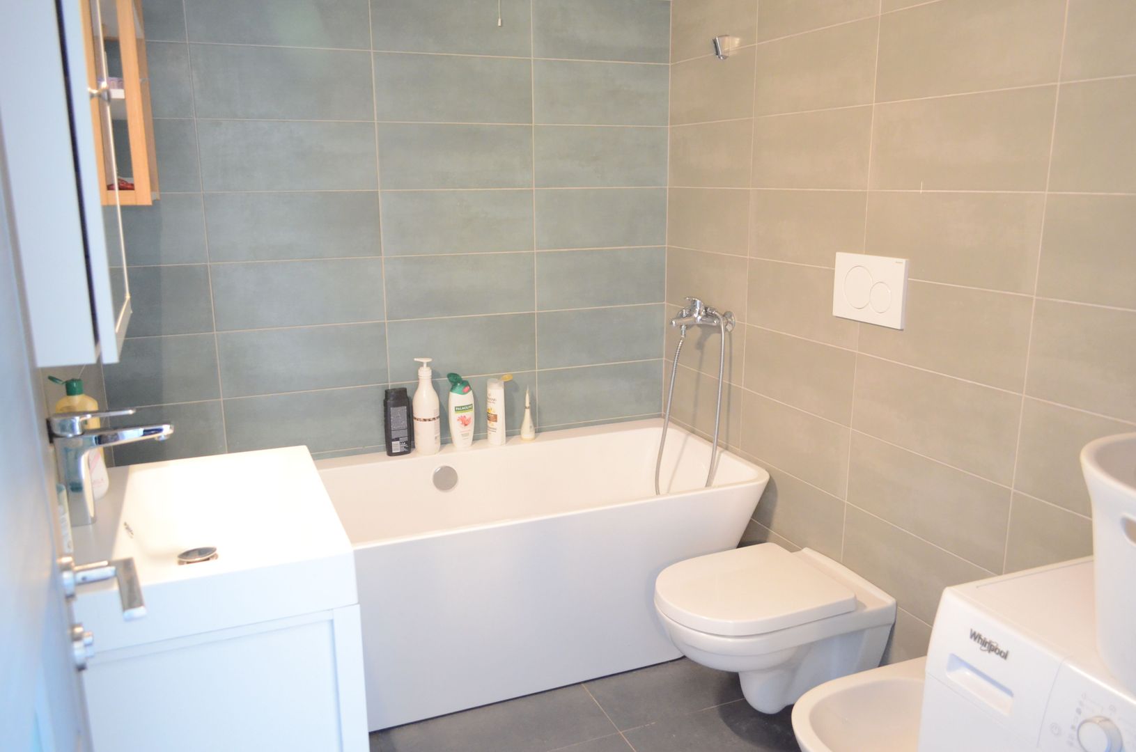 Apartament cu 3 camere, 2 bai, 2 terase, 2 garaje, in cartier Europa - Poză 8