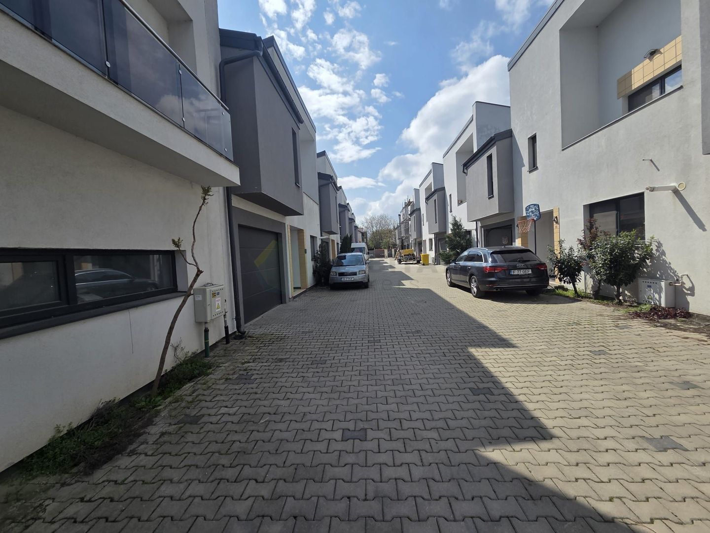 Vilă spațioasă Tunari | Curte mare | Complex închis - Poză 2