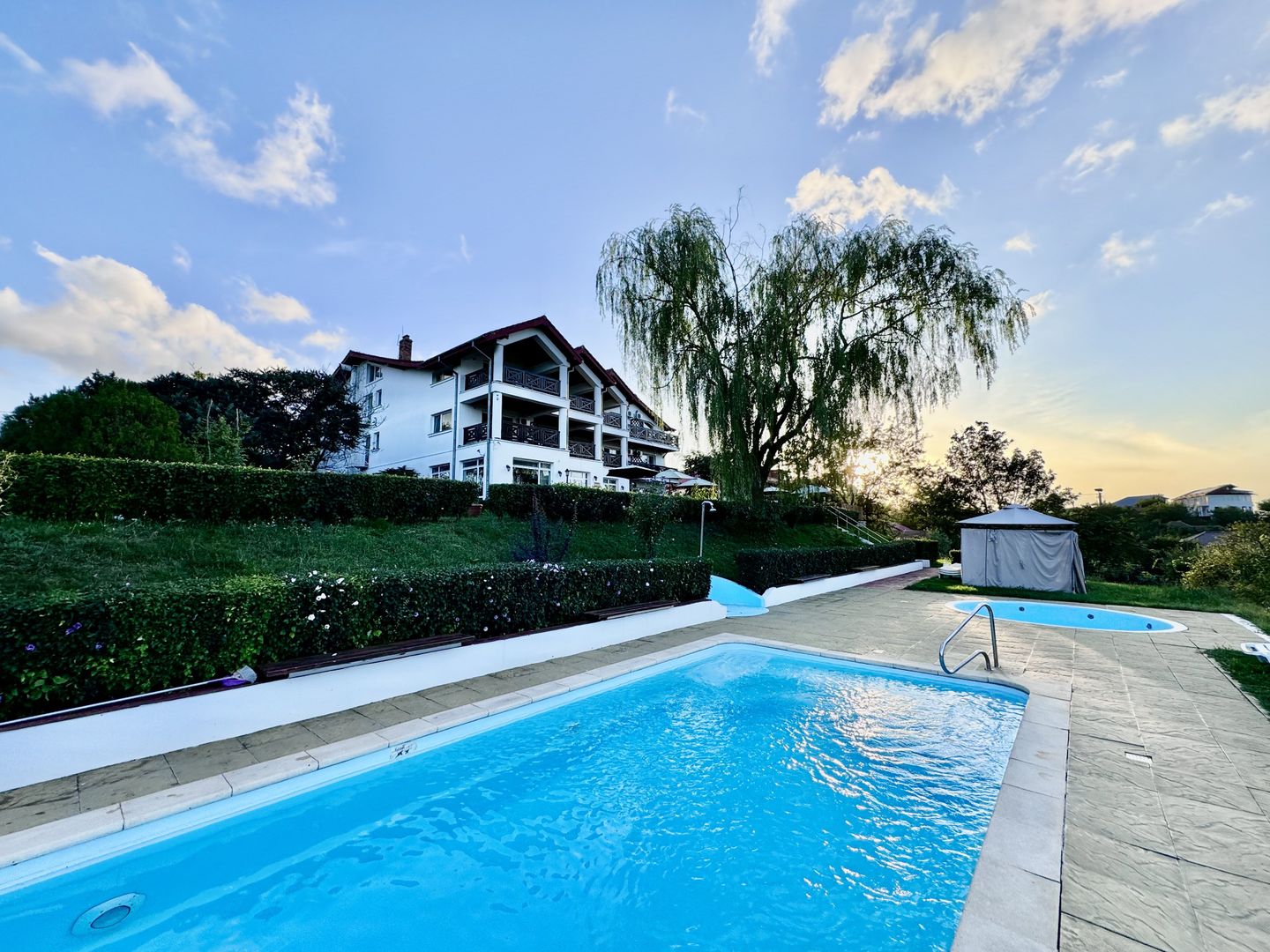 Hotel 20 camere Delta Dunarii 100 m deschidere teren 12000 mp acces auto - Poză 1