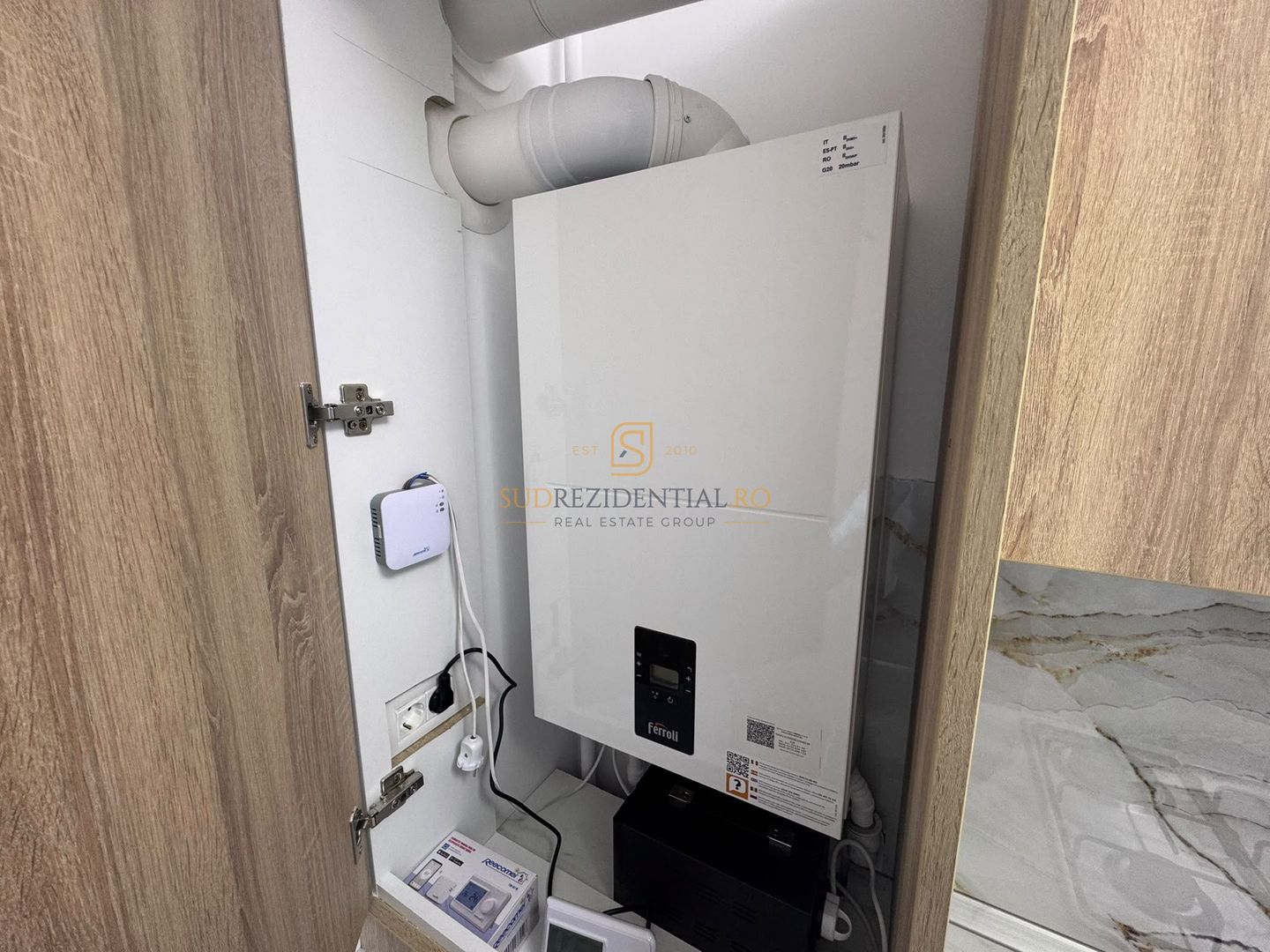 Apartament cu o camera, piscina exterioara, metrou Berceni - Poză 9