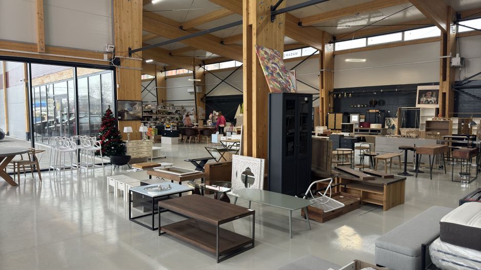 Showroom + cladire birouri | Roman/Neamt | stradal - de vanzare - Poză 3