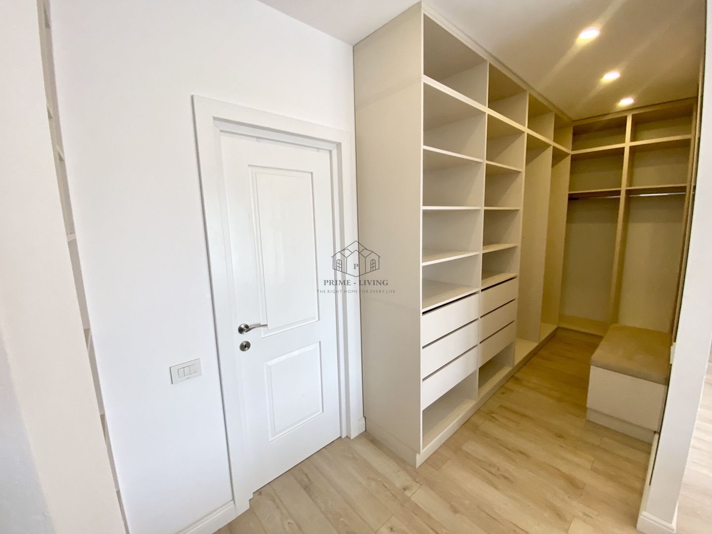 VILA SPATIOASA CU 5 CAMERE LA INCHIRIERE IN COMPLEX REZIDENTIAL - Poză 13