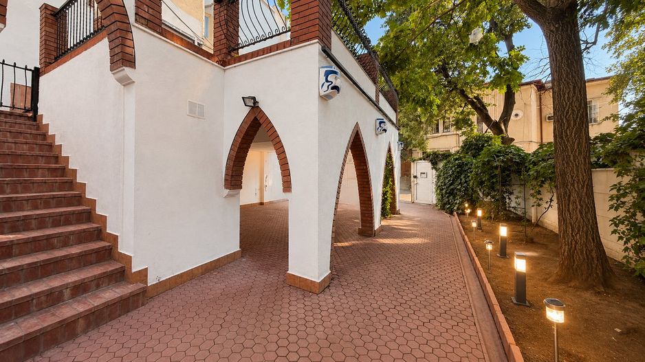 Vila zona Stefan cel Mare - 380 mp teren - 452 mp utili, Rezidential / Office - Poză 1
