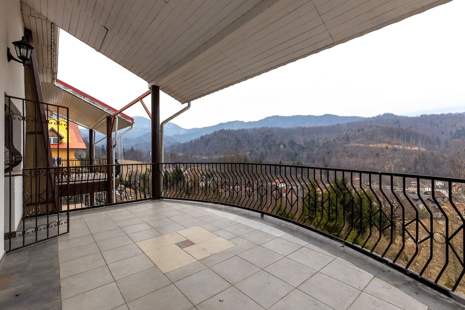 Exclusivitate - Imobil constructie 2001, priveliste deosebită, - Poză 13