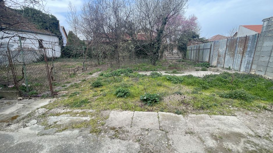 Casa de vanzare cu teren 572 mp si front generos 21 ml - Poză 1