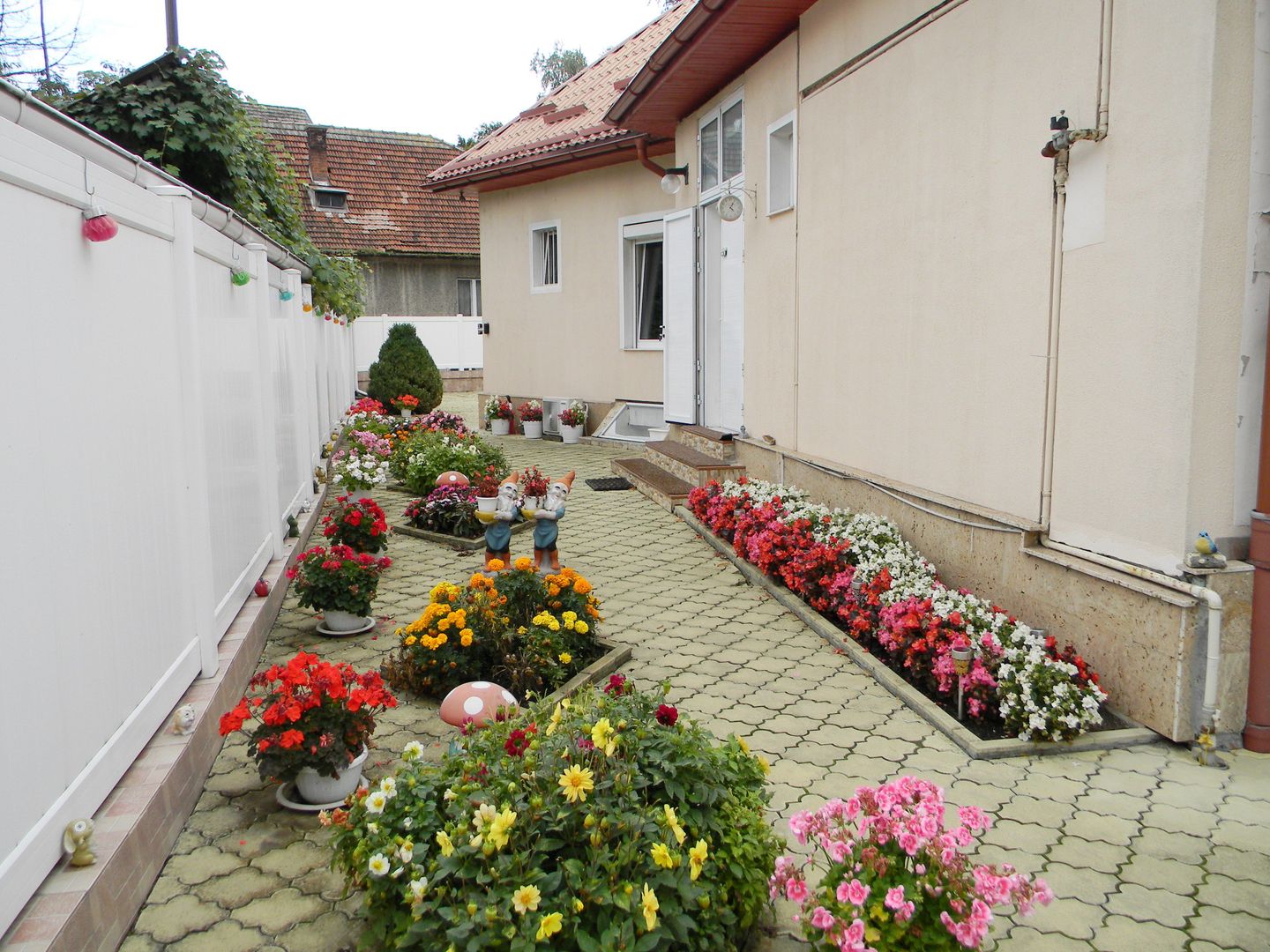 Vila cu suprafata de 360mp si teren 700mp-Racadau,vanzare sau inchirie - Poză 1