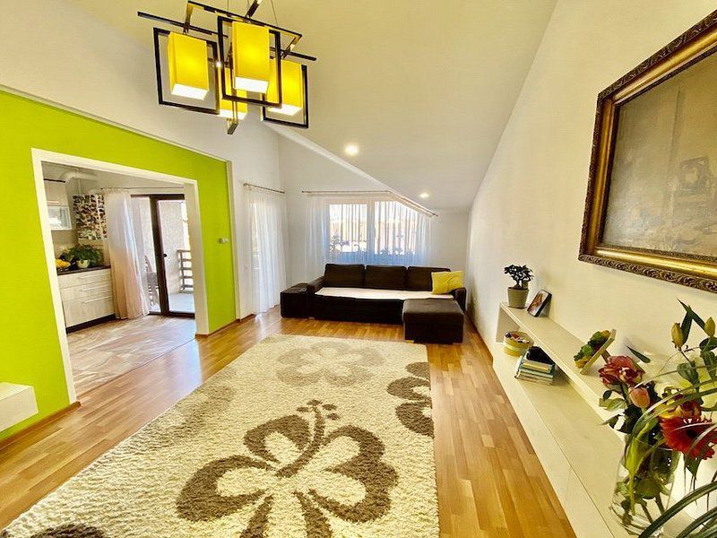 Apartament de inchiriat, zona linistita in cartierul Tractorul. - Poză 1