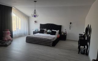 Vilă spațioasă de vânzare în sat Carlig, ideală pentru două familii - Poză 3
