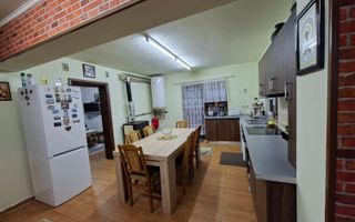 Casa 6 camere 2 bai curte 306 mp utili si parcare privata in Selimbar - Poză 1