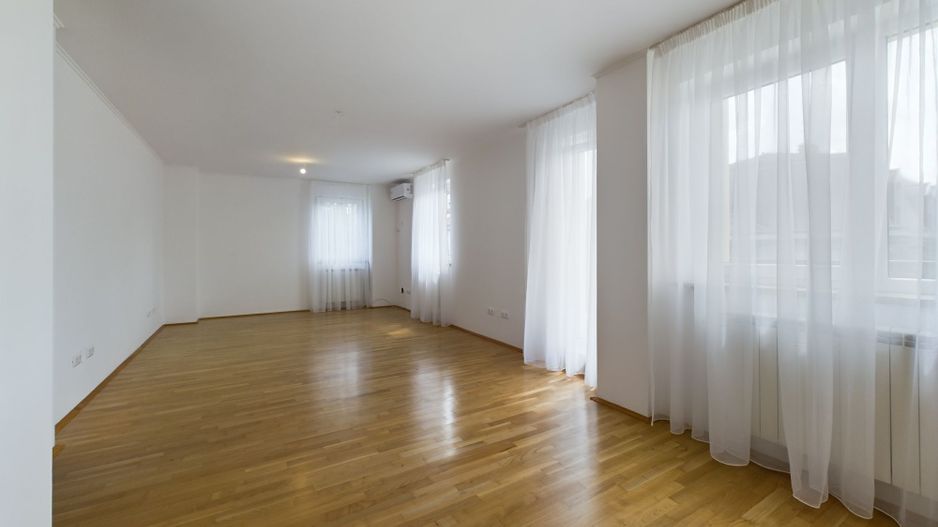 Vilă pe Șoseaua Nordului- Pretabilă pt. Locuit/Activitate Comercială - Poză 9