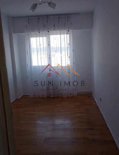 Apartament 3 camere, decomandat, ultracentral, Campina, Prahova - Poză 2
