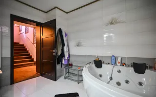 Somptuozitate in stil modern, 2 garaje, 3 terase, totul pe 1.000 mp teren - Poză 54