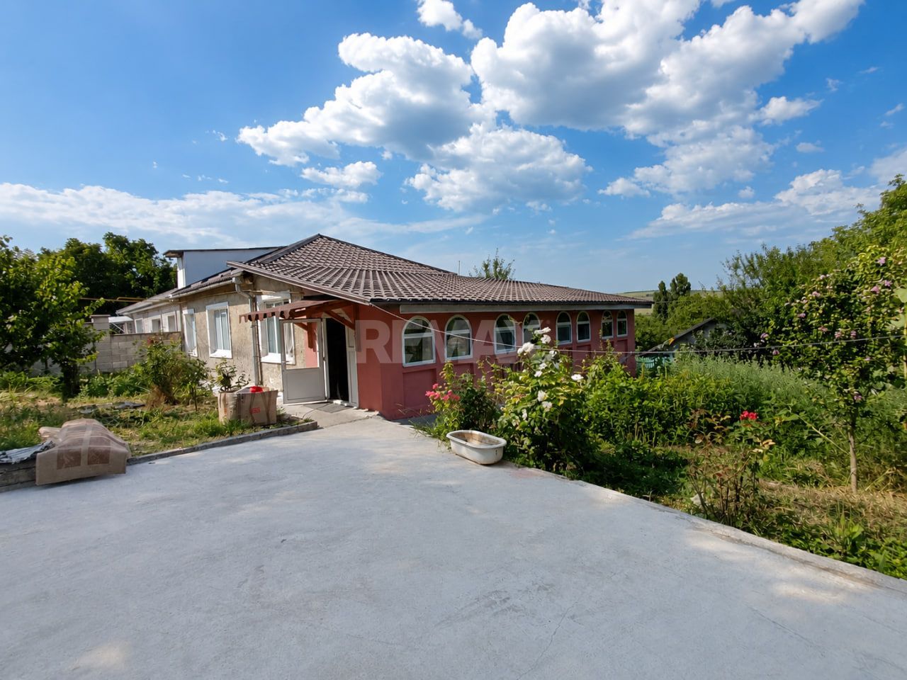 Strășeni.  Apartament la sol cu 3 dormitoare + living, teren și garaj. - Poză 1