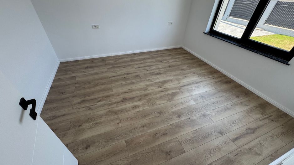 VilE stil Neoromaneasc Tunari, TOATE UTILITATILE, curte GENEROASA - Poză 9