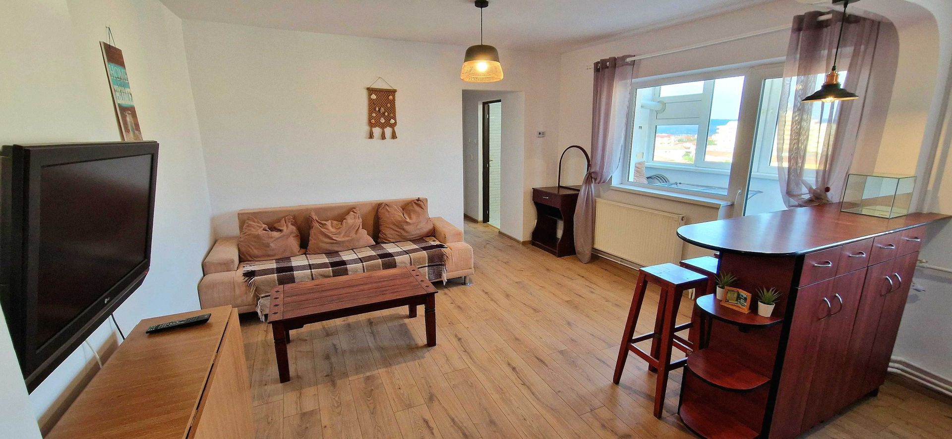 Inchiriez apartament CETATE - 3 camere plus living cu bucatarie - Poză 2