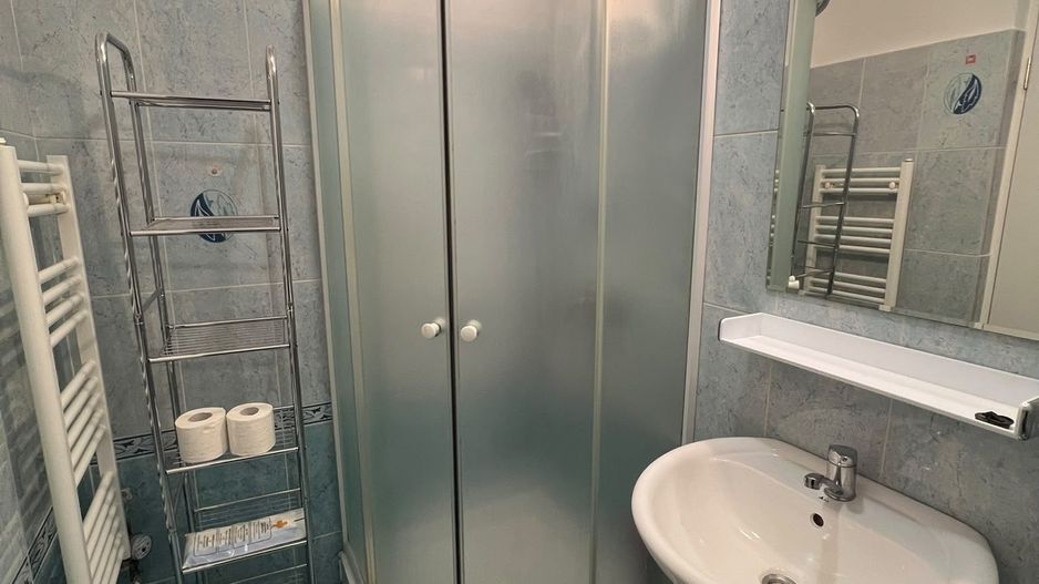 Apartament de inchiriat-2 camere,cu bai proprii,centrul orasului - Poză 9
