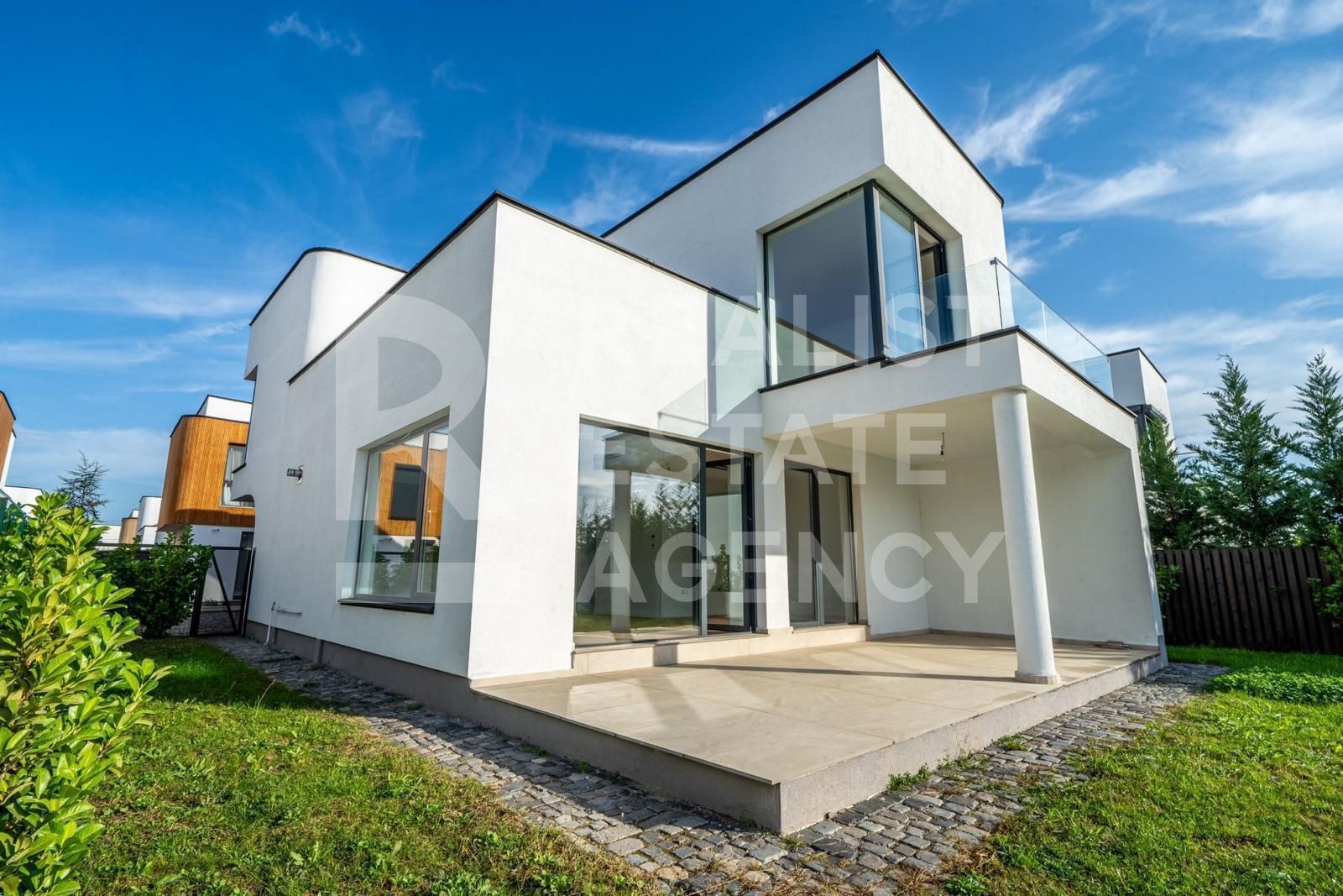 Vilă cu vedere spre pădure și cu piscina încălzită - Poză 3