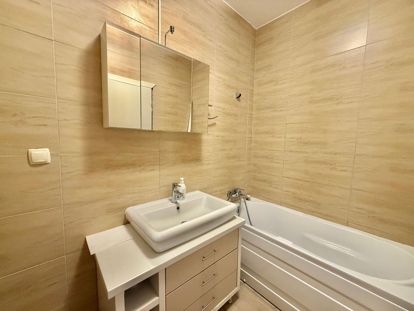 COSMOPOLIS - Apartament cu 3 camere, mobilat si utilat + 2 parcari - Poză 3