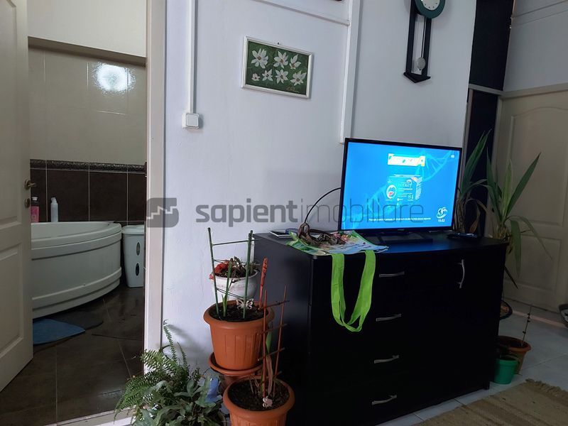 De vanzare casa si spatiu de restaurant in Tarian - Poză 5