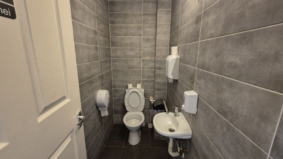 Spatiu comercial 138,70 mp + 2 locuri de parcare - Varteju - Poză 10