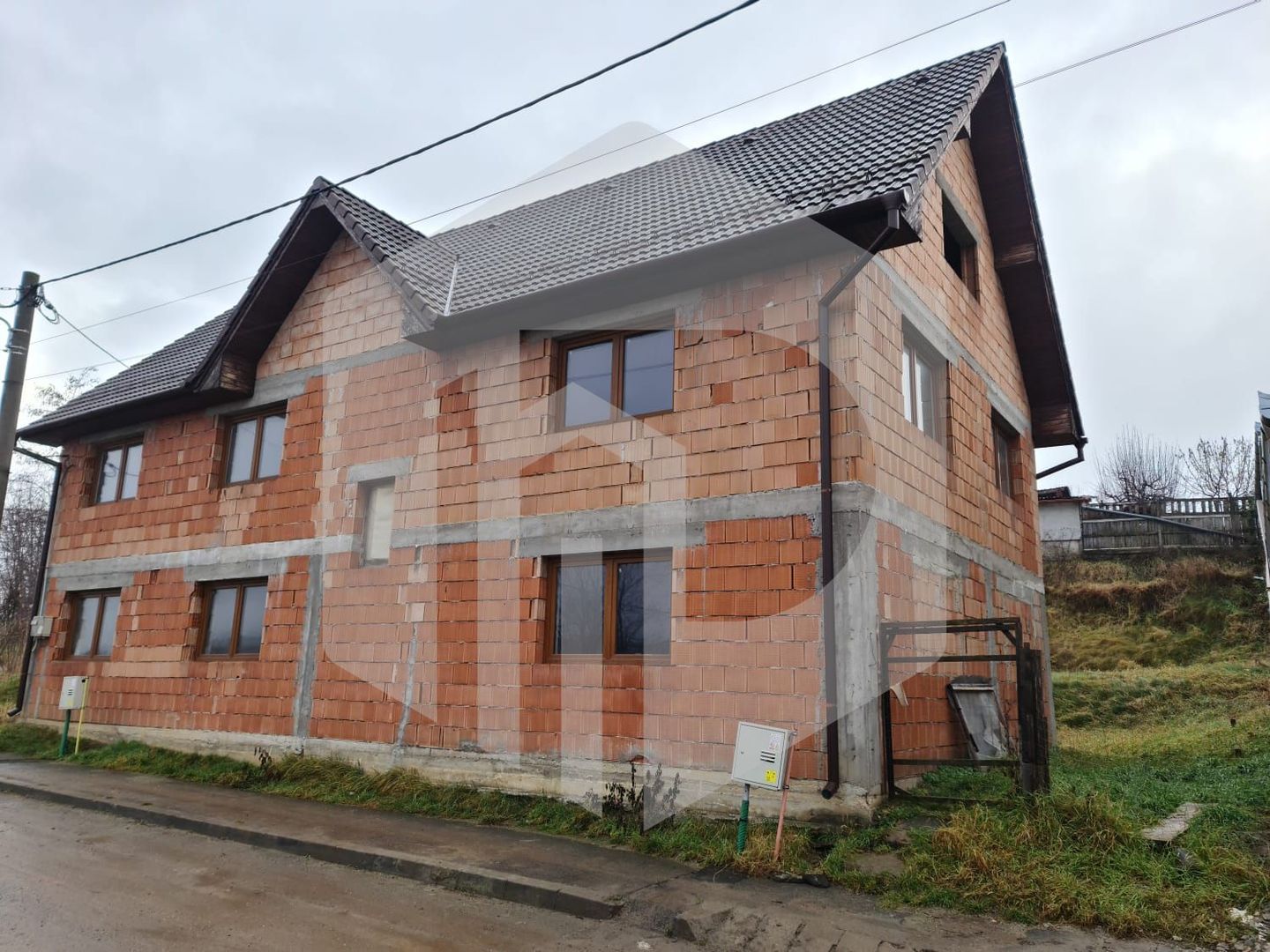 Casa pretabila pentru inchiriere | 7 camere | 290 mpu | Ocna sibiului - Poză 2