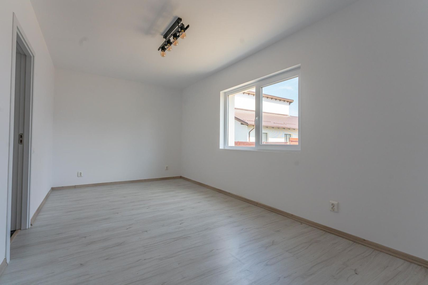 Casa de închiriat în Sânpetru - bucatarie mobilata si utilata - Poză 12