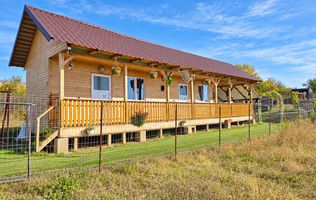 Cabană din lemn, 2 camere, panouri solare, teren 500 mp, Bărăbanț