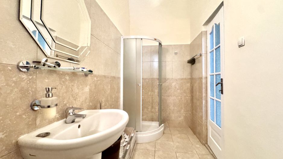 Birou renovat situat in Piata Unirii - Tribunal - Poză 7