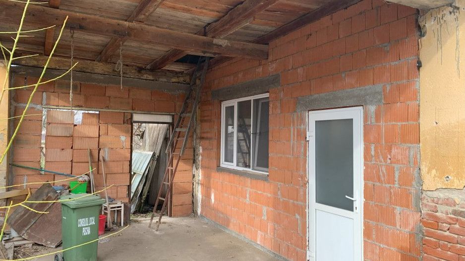  Casa cu teren generos de 1084 mp in centrul comunei Pischia, strada principala - Poză 10