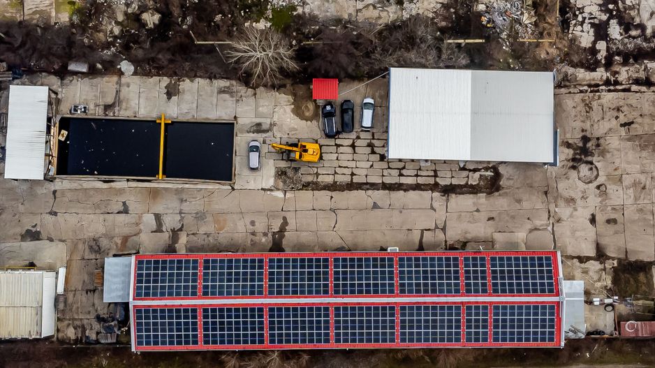 Spații industriale cu panouri fotovoltaice si platformă betonată - Poză 1