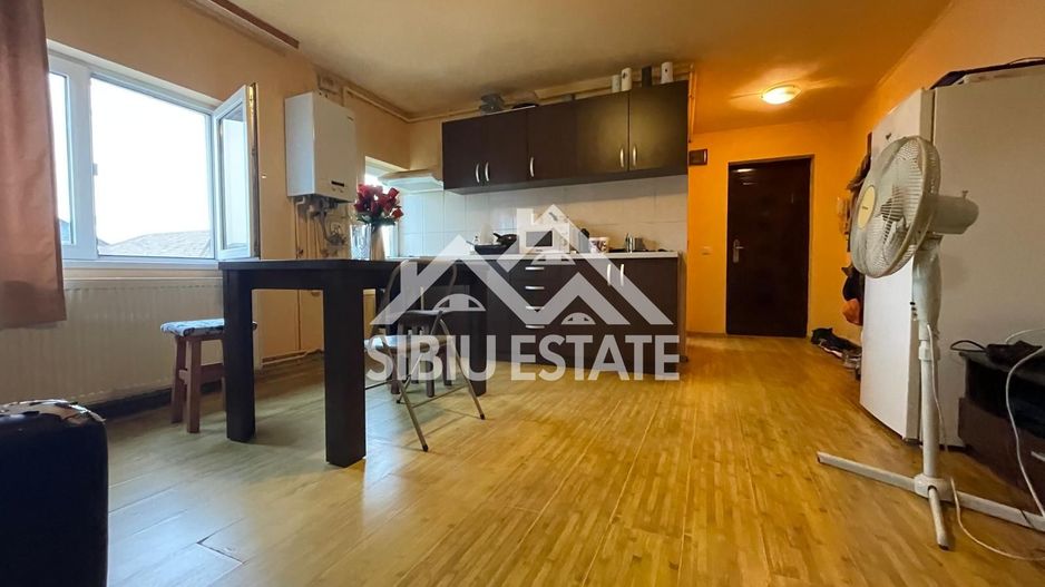 Apartament luminos cu 2 camere, la mansardă, în zonă căutată - Poză 1