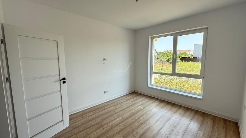 Finalizat. Gradina proprie.Pozitie excelenta - la asfalt. Loc de parcare. - Poză 4