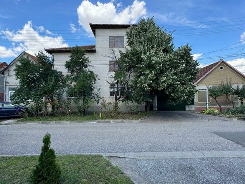 De vânzare Vilă D+P+2E, Gradiste Arad, garage si curte proprie - Poză 3