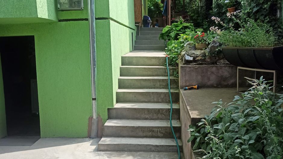 CASA CU 5 CAMERE ZONA DAMBU - Poză 1