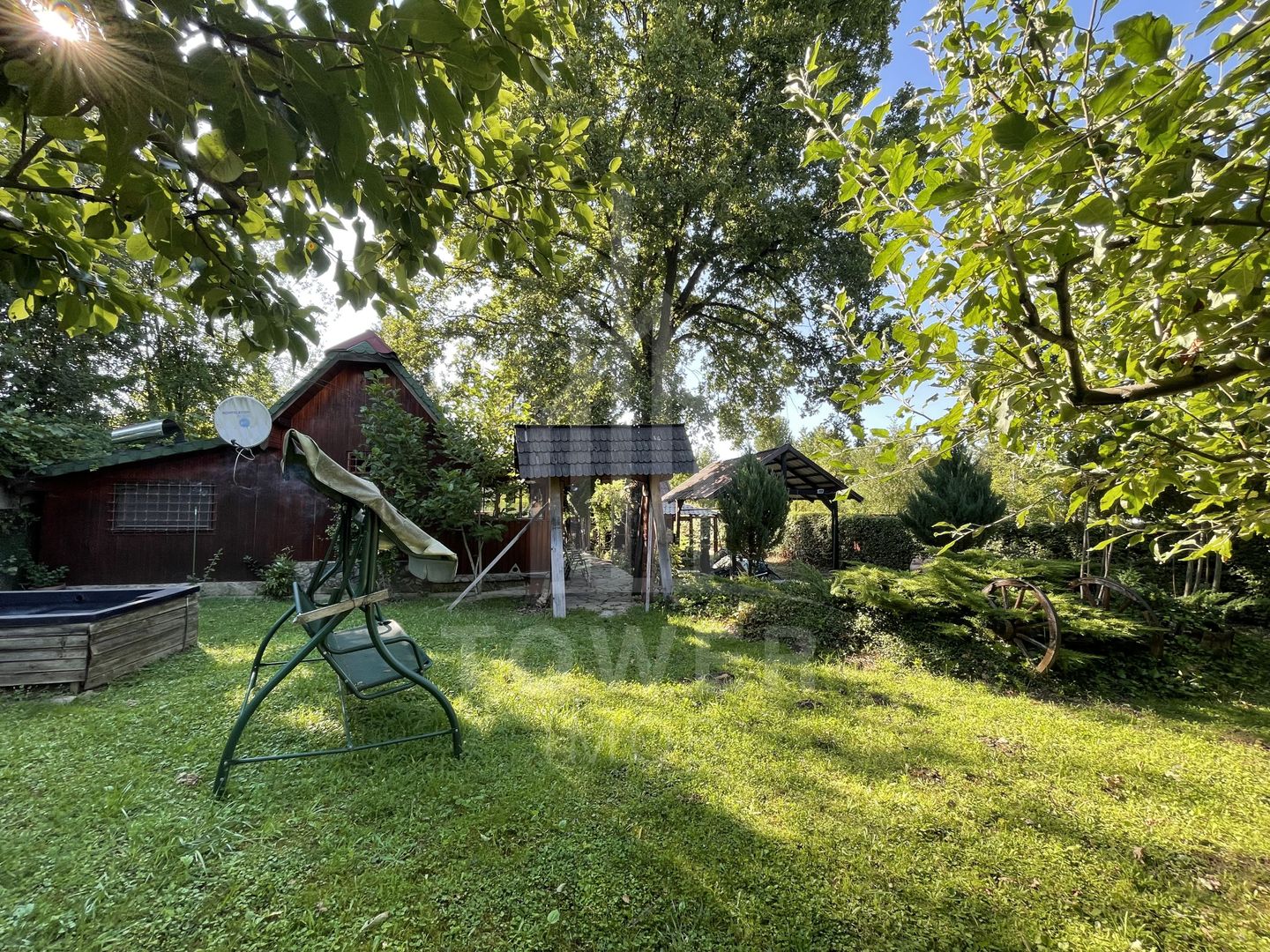 Teren deosebit cu cabană din lemn, Tocile – locație liniștită - Poză 1