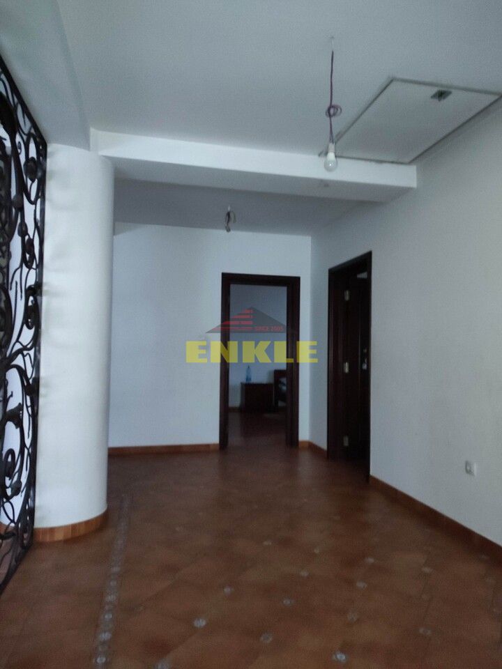 Vila 5 camere , zona Petru Rares -demisol+parter+etaj , pret negociabil ! - Poză 9