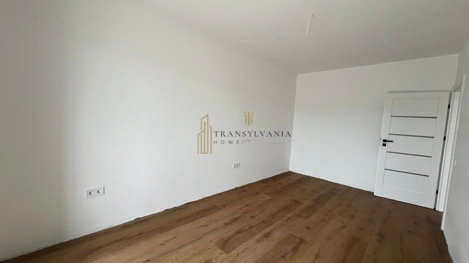 Apartament 4 camere, suprafata generoasa - Poză 8