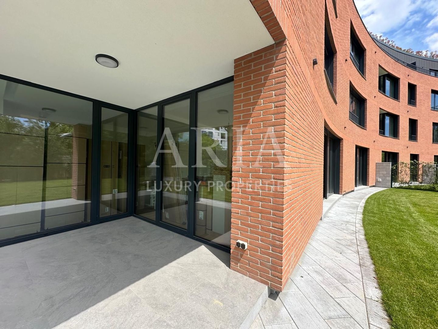 APARTAMENT 4 CAMERE -  GRADINA 250MP - Poză 1