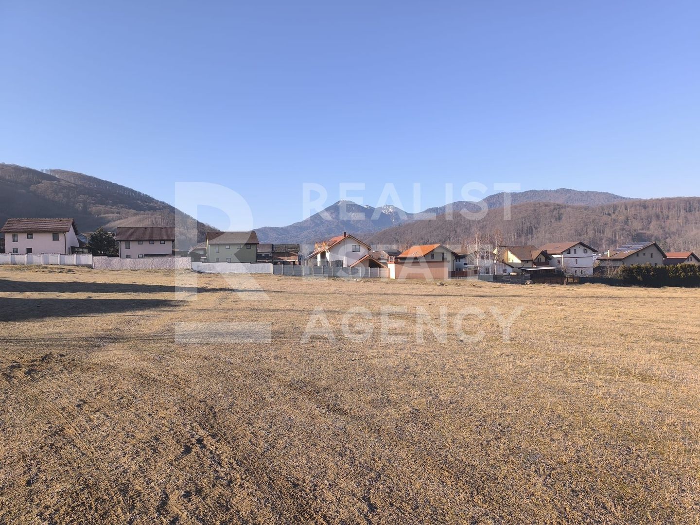 Teren de vânzare în Săcele, zona Baciu - 650m2 - Poză 3