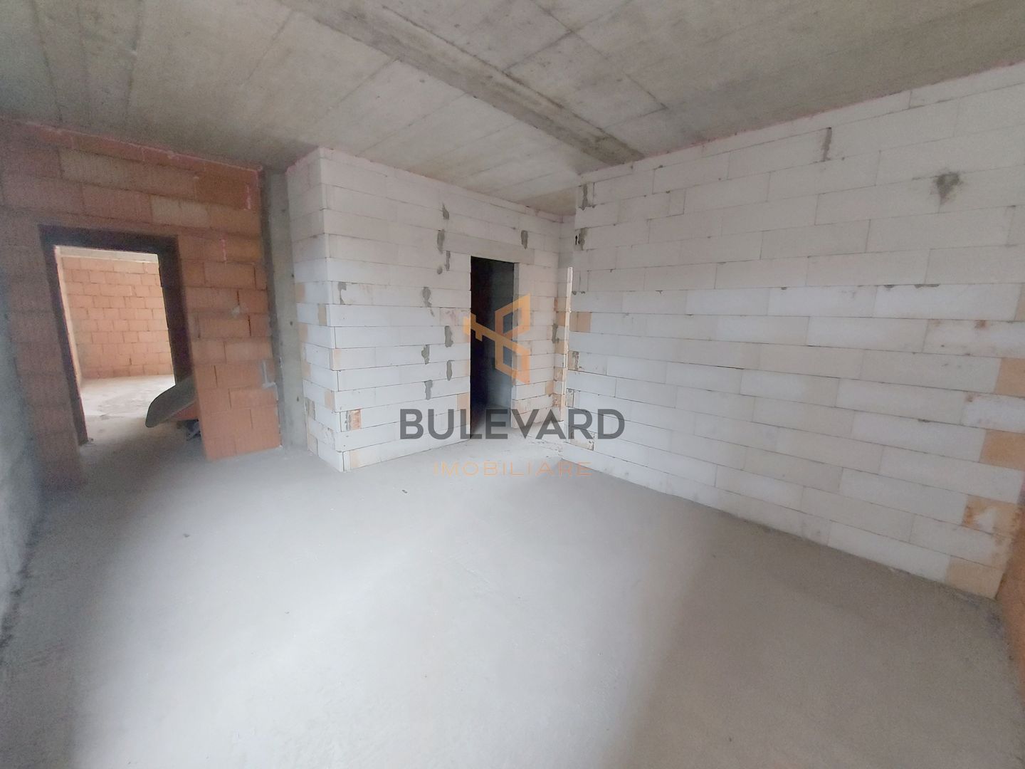 Apartament cu 2 camere,  finisaje incluse, zona Piata 1 Mai! - Poză 5